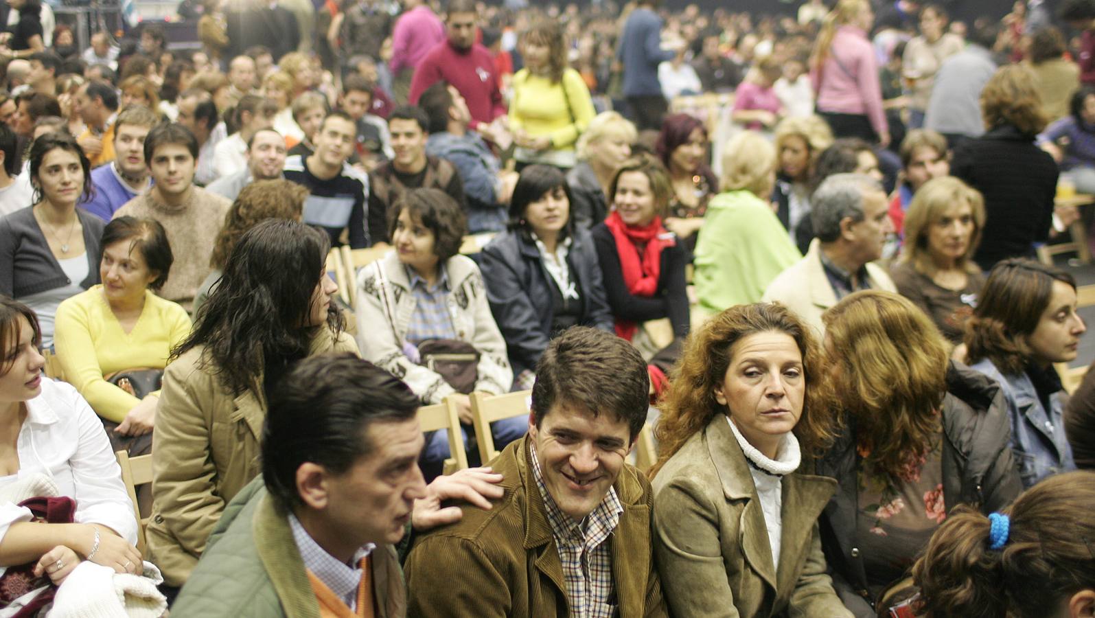 17.11.05 Público asistente al concierto de Joaquín Sabina en el Polideportivo Huerta del Rey.