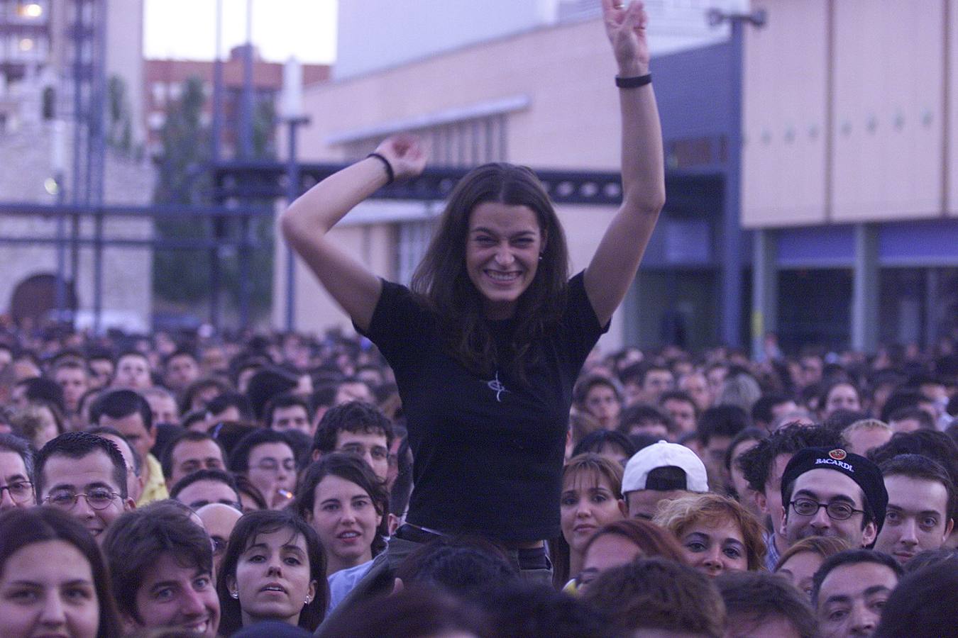 20.06.00 El público llenó el patio central de la Feria de Muestras para ver el concierto de Joaquín Sabina.