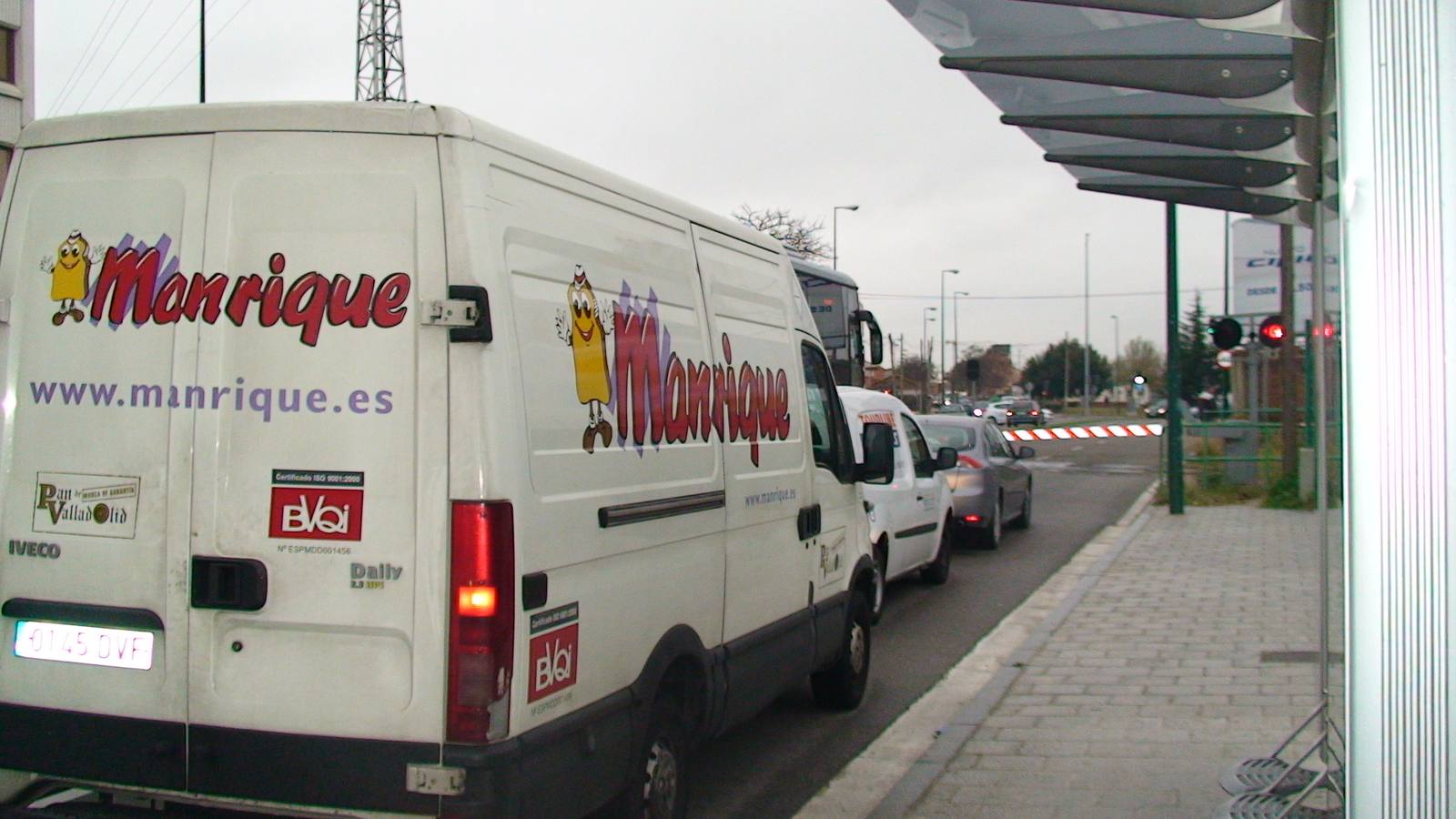 Atasco en el paso a nivel entre el Polígono de Argales y Arco de Ladrillo