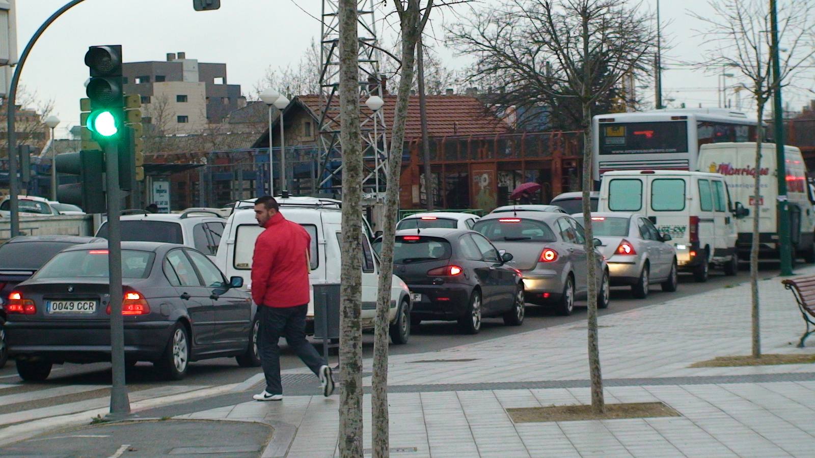 Atasco en el paso a nivel entre el Polígono de Argales y Arco de Ladrillo