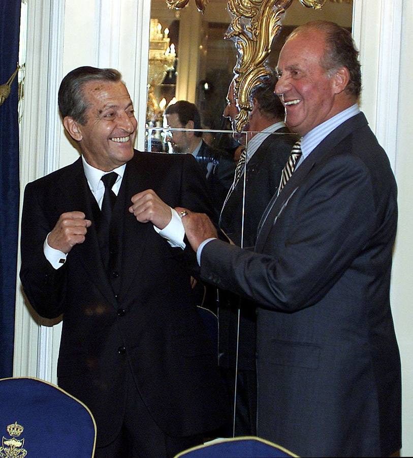 Don Juan Carlos y Adolfo Suárez bromean en 2002, cuando el expresidente recibió el premio Valores Humanos del Grupo Correo-Prensa Española.