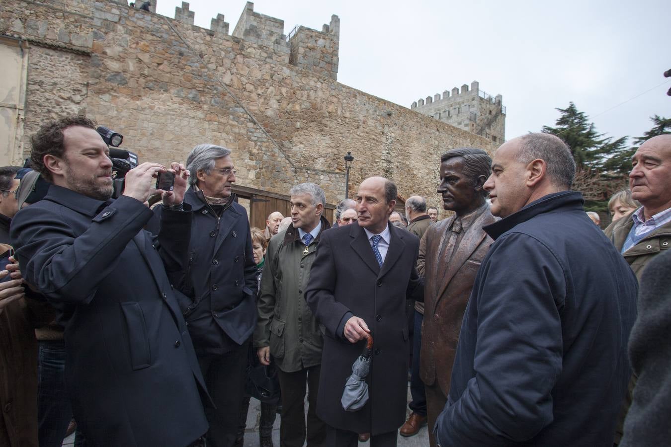 24.03.15 El Ayuntamiento de Ávila inaugura una estatua de homanaje al expresidente Adolfo Suárez.
