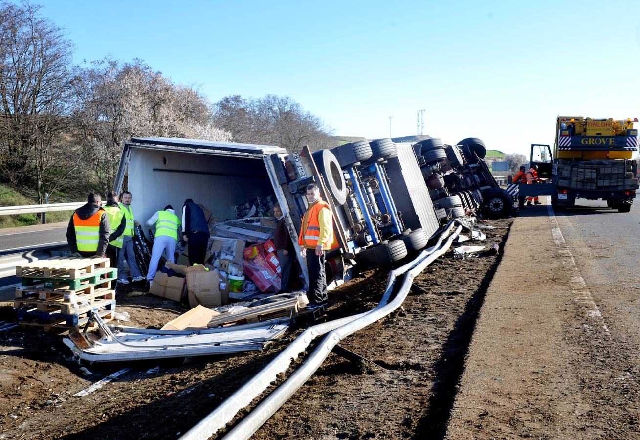 Vuelca un camión en la mediana de la A-62 en Simancas (Valladolid)