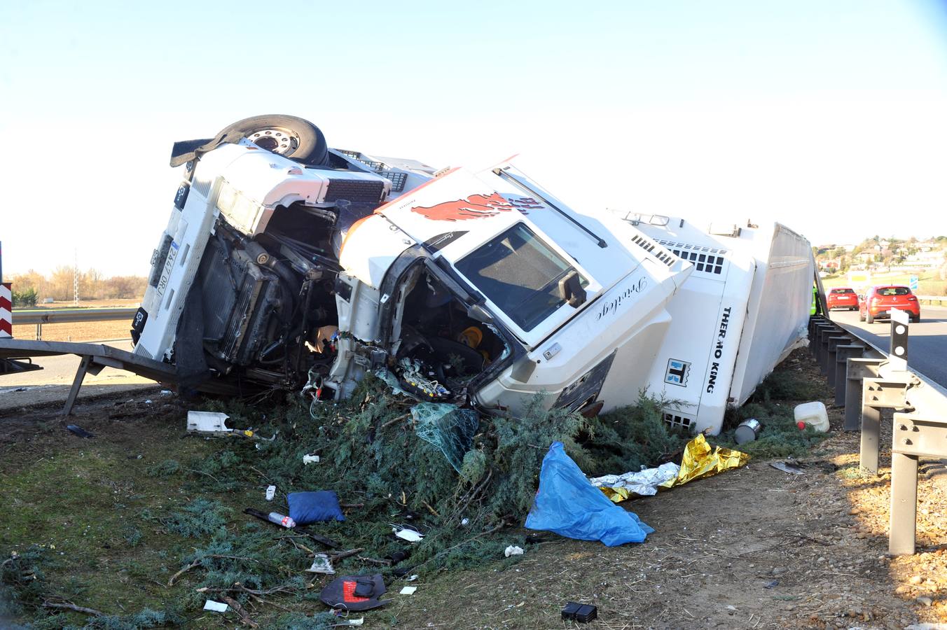 Vuelca un camión en la mediana de la A-62 en Simancas (Valladolid)