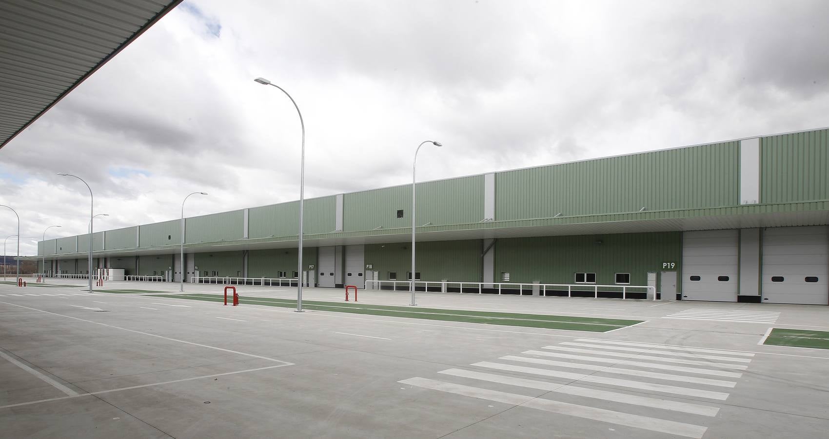 El presidente de la Junta visita el Parque de Proveedores de Renault en Villamuriel de Cerrato (Palencia)
