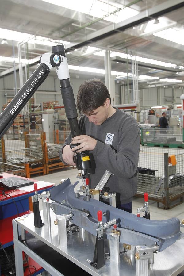 El presidente de la Junta visita el Parque de Proveedores de Renault en Villamuriel de Cerrato (Palencia)