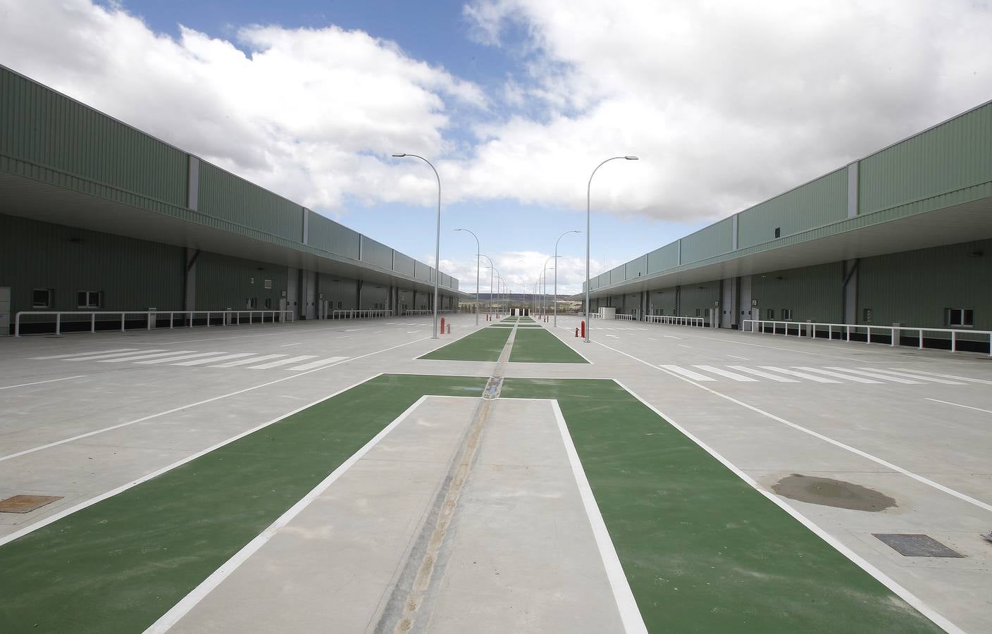 El presidente de la Junta visita el Parque de Proveedores de Renault en Villamuriel de Cerrato (Palencia)