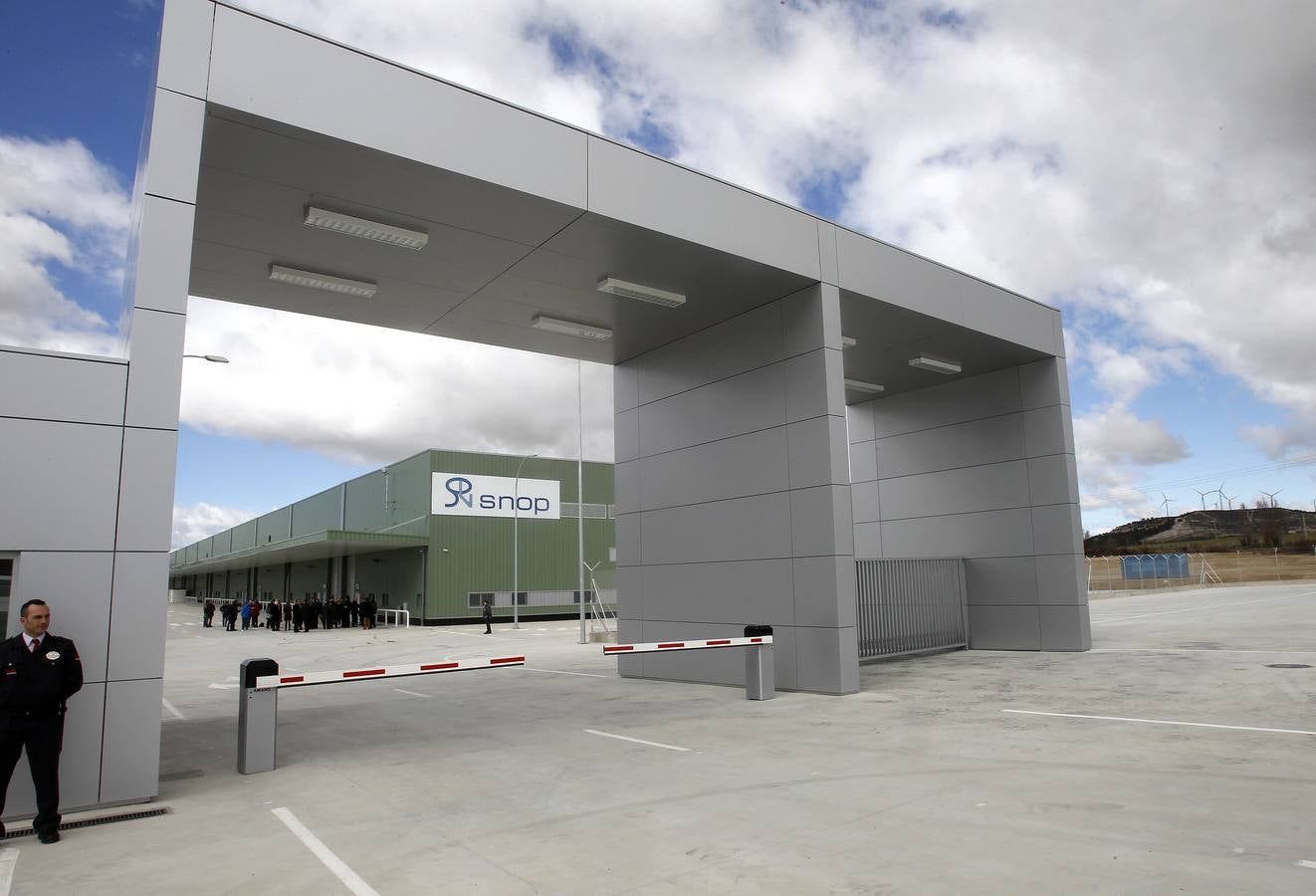 El presidente de la Junta visita el Parque de Proveedores de Renault en Villamuriel de Cerrato (Palencia)
