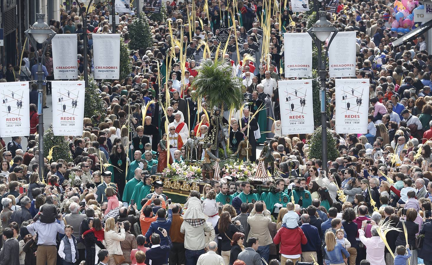 Multitudinaria procesión de las Palmas en Valladolid (2/2)