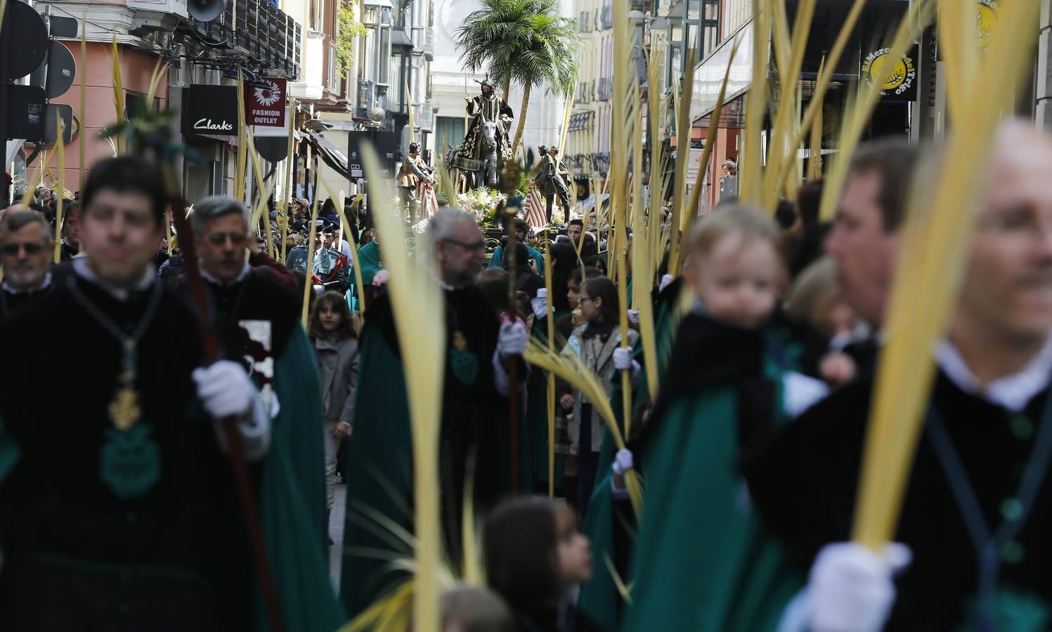 Multitudinaria procesión de las Palmas en Valladolid (2/2)