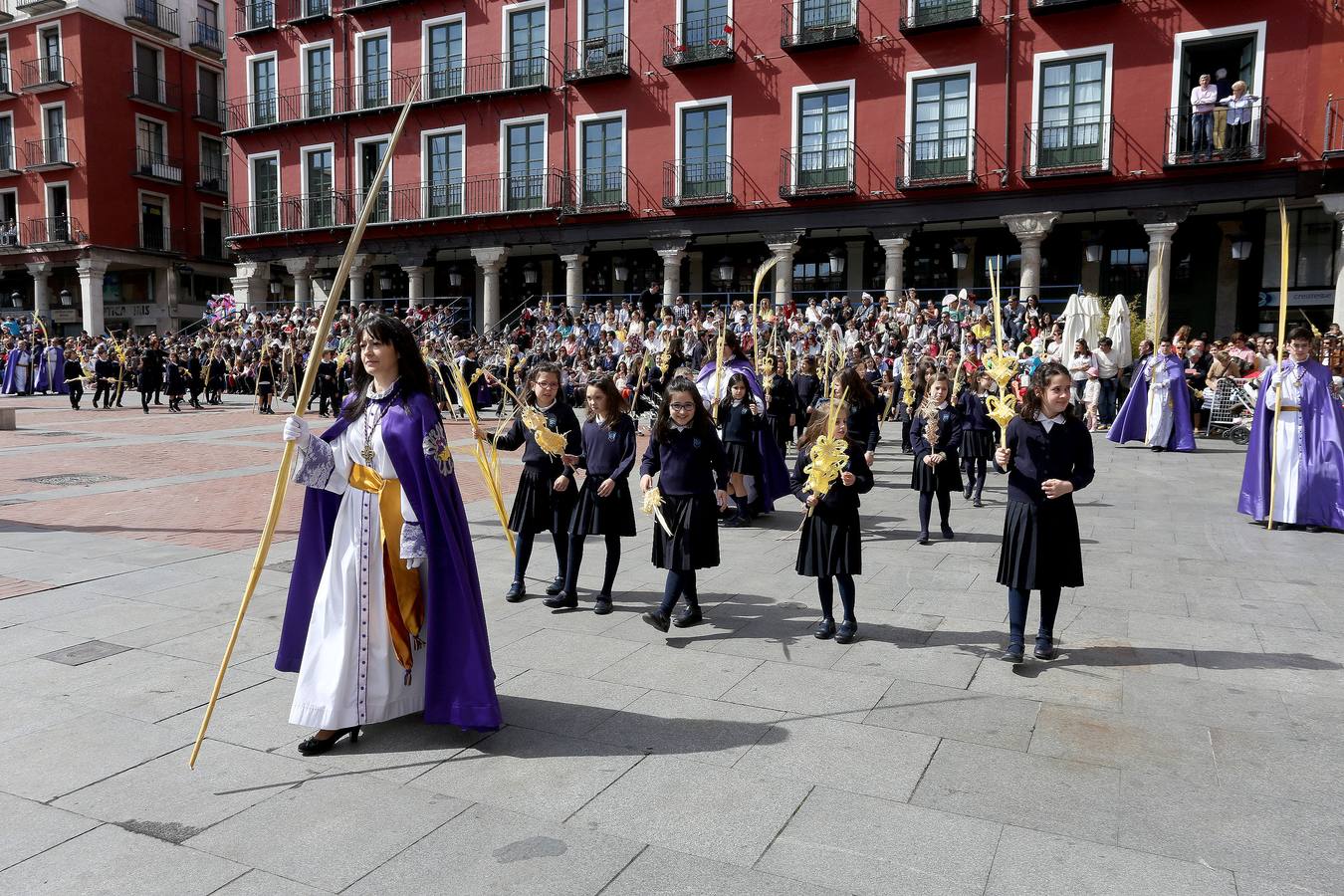 Valladolid sale a la calle para acompañar a La Borriquilla (1/2)