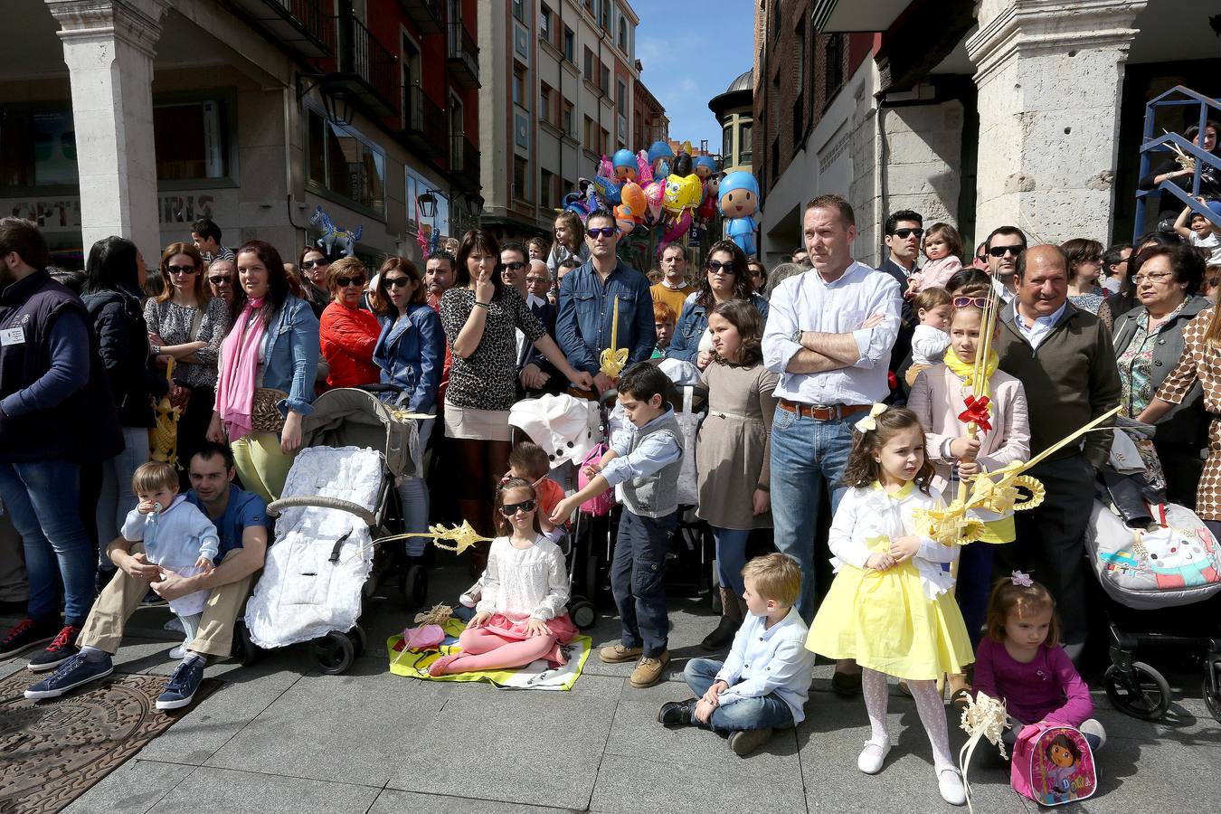 Valladolid sale a la calle para acompañar a La Borriquilla (1/2)