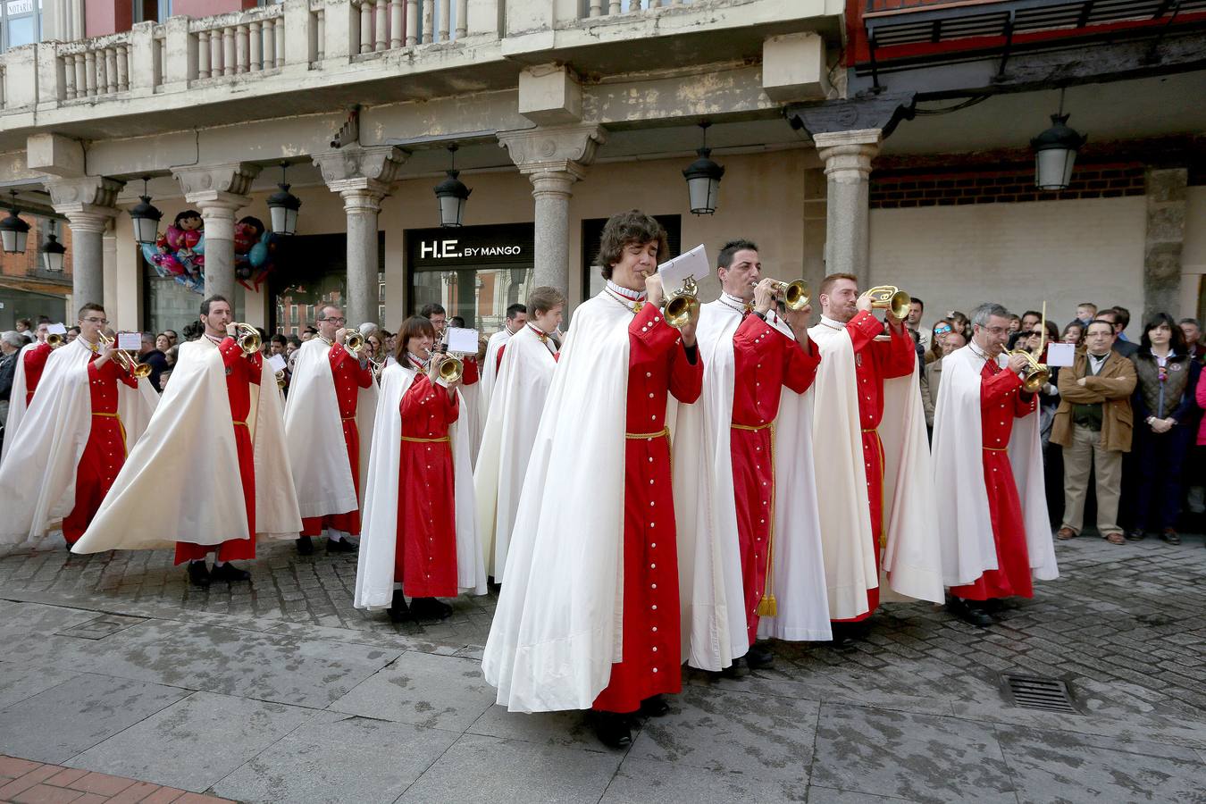 Valladolid sale a la calle para acompañar a La Borriquilla (1/2)