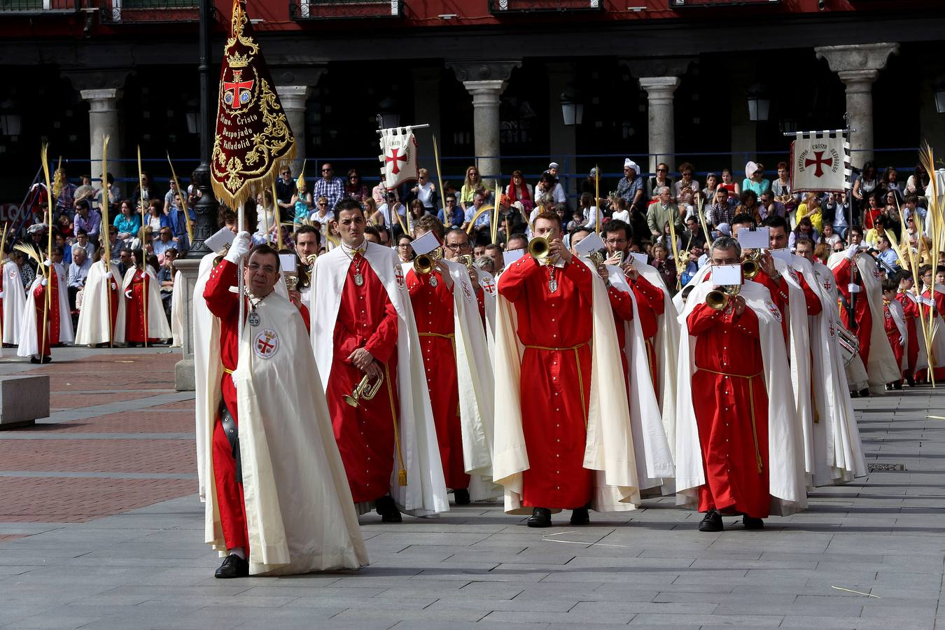 Valladolid sale a la calle para acompañar a La Borriquilla (1/2)