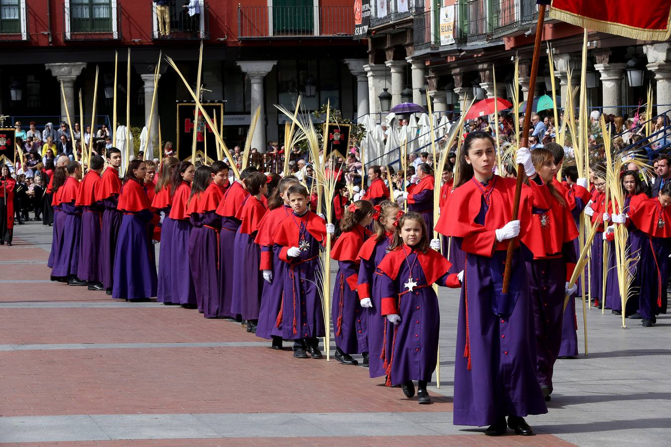 Valladolid sale a la calle para acompañar a La Borriquilla (1/2)