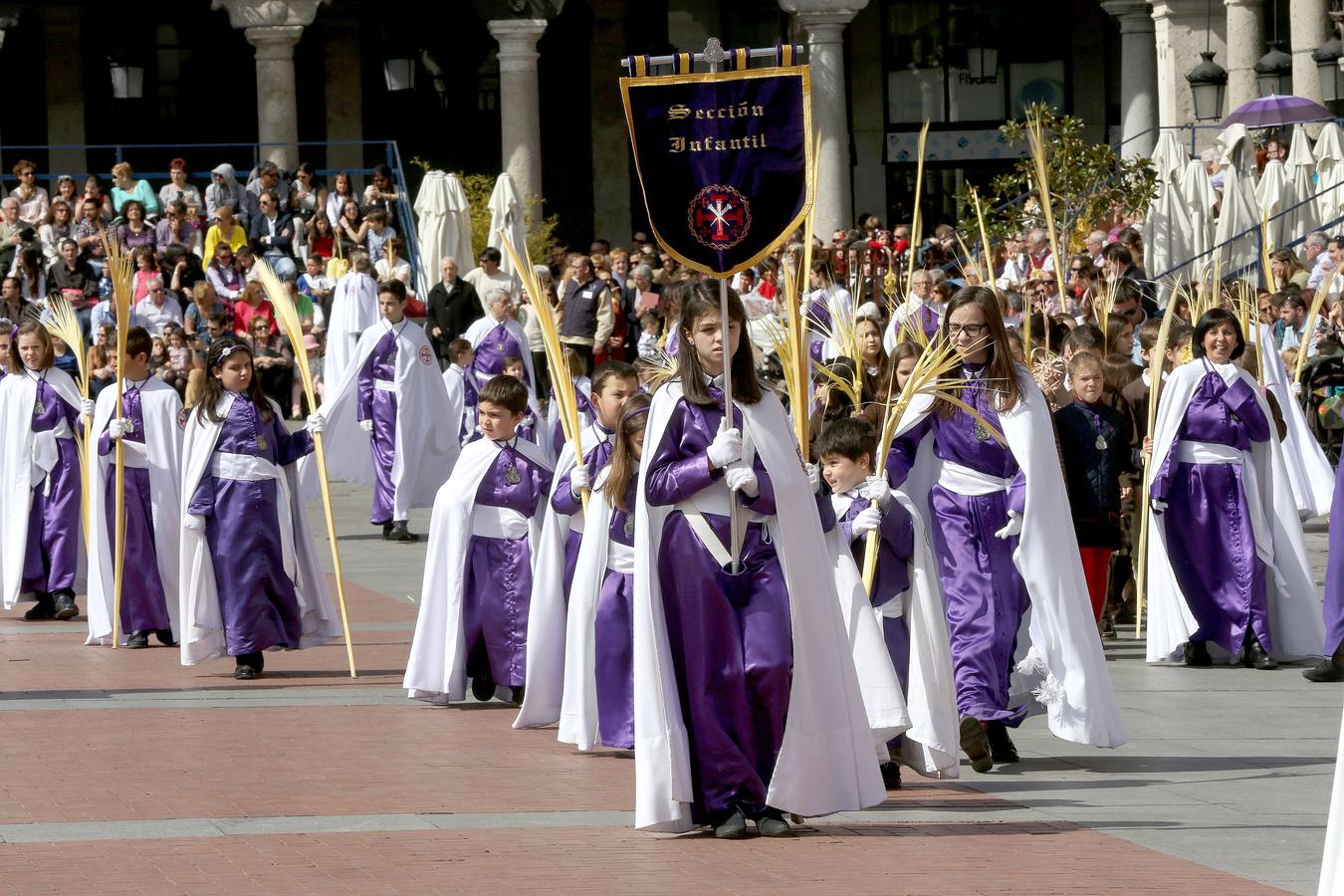 Valladolid sale a la calle para acompañar a La Borriquilla (1/2)