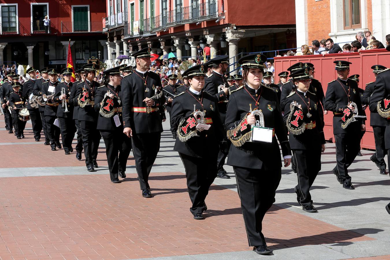 Valladolid sale a la calle para acompañar a La Borriquilla (1/2)