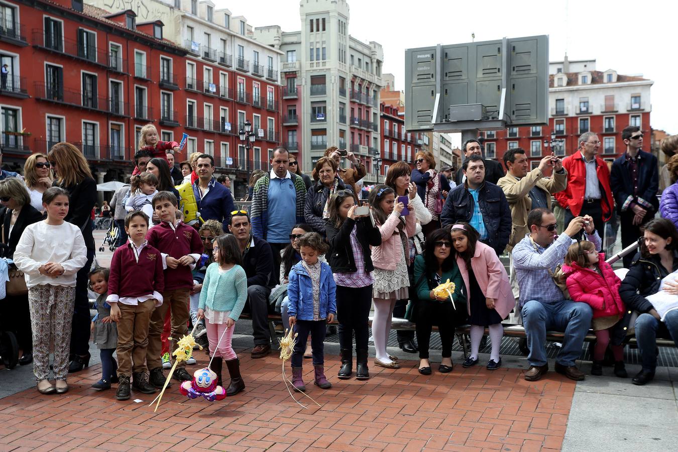 Valladolid sale a la calle para acompañar a La Borriquilla (1/2)