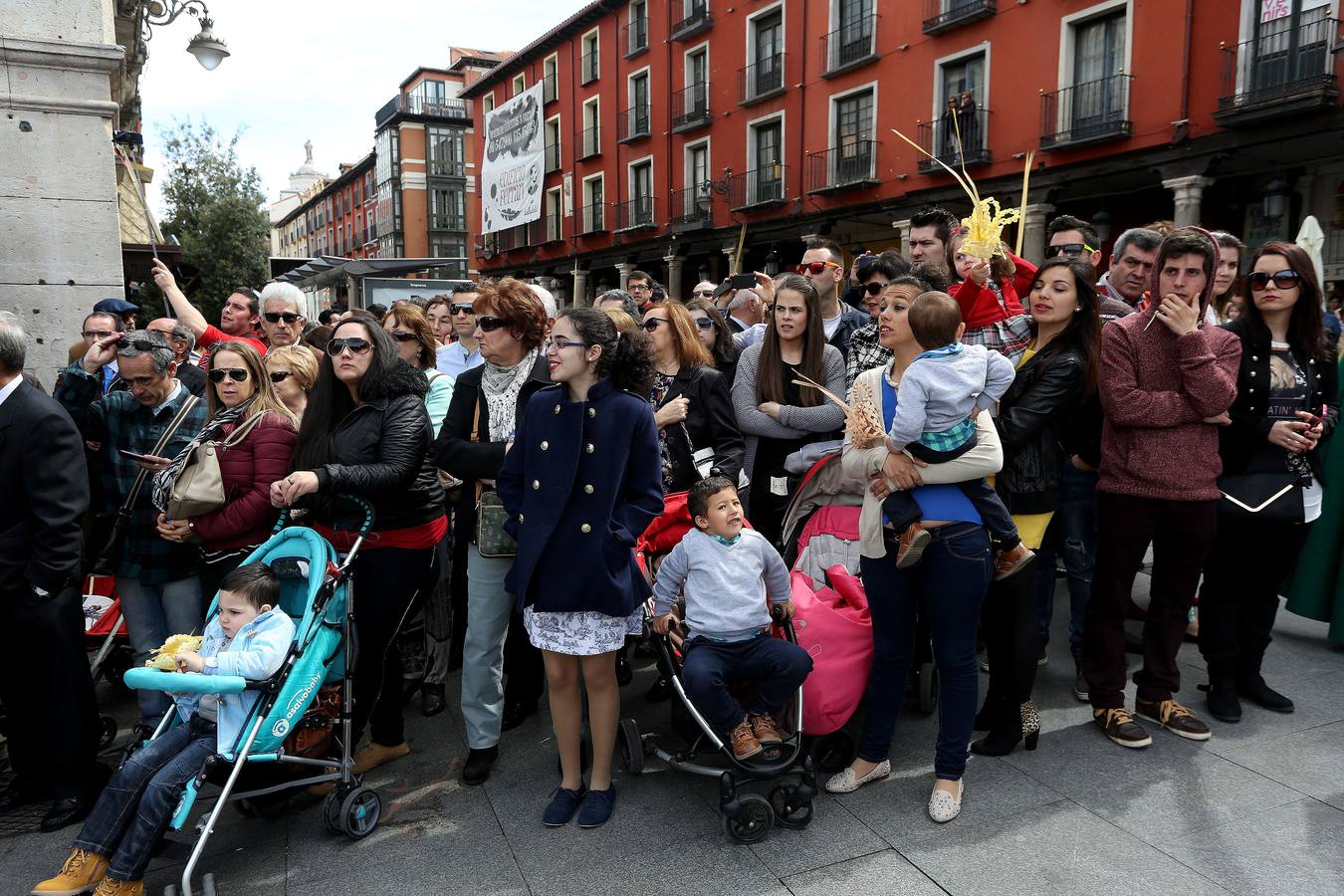 Valladolid sale a la calle para acompañar a La Borriquilla (1/2)