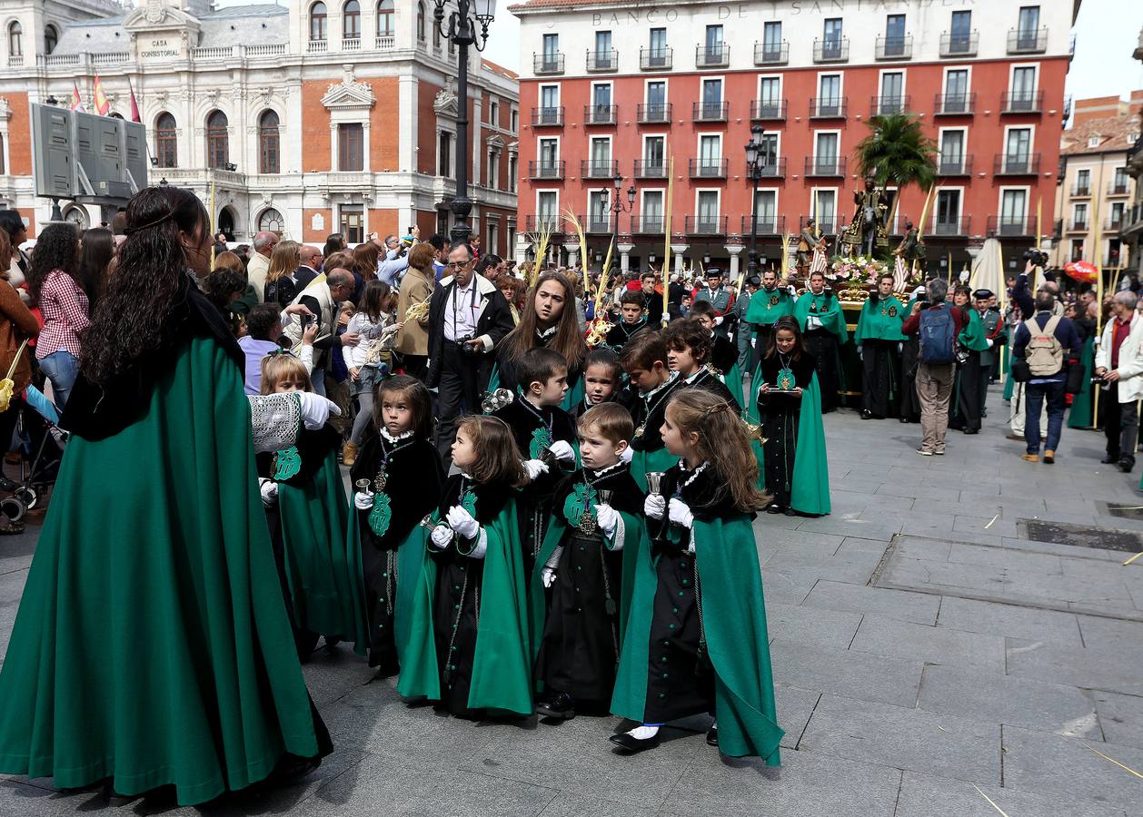 Valladolid sale a la calle para acompañar a La Borriquilla (1/2)