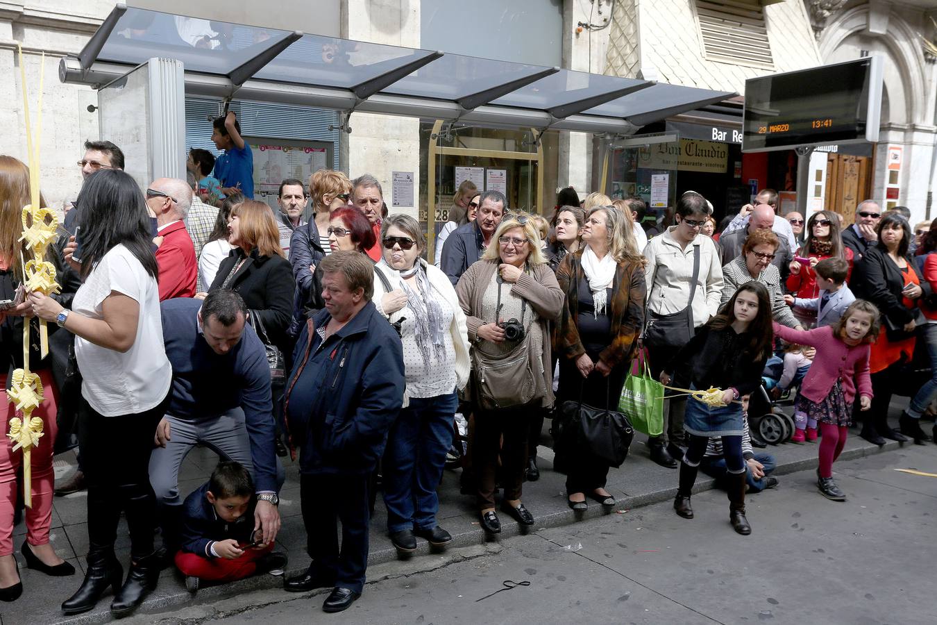 Valladolid sale a la calle para acompañar a La Borriquilla (1/2)