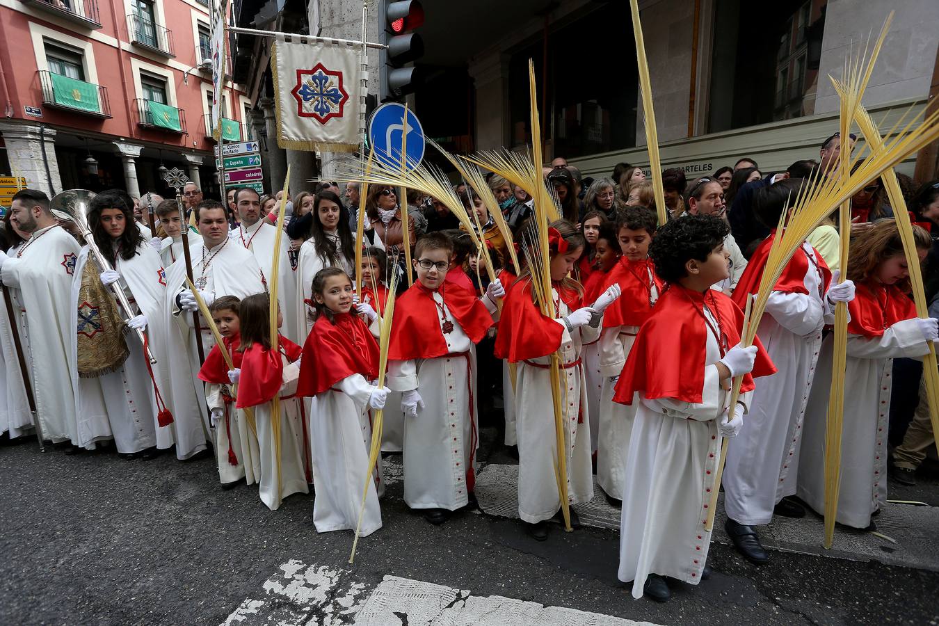 Valladolid sale a la calle para acompañar a La Borriquilla (1/2)