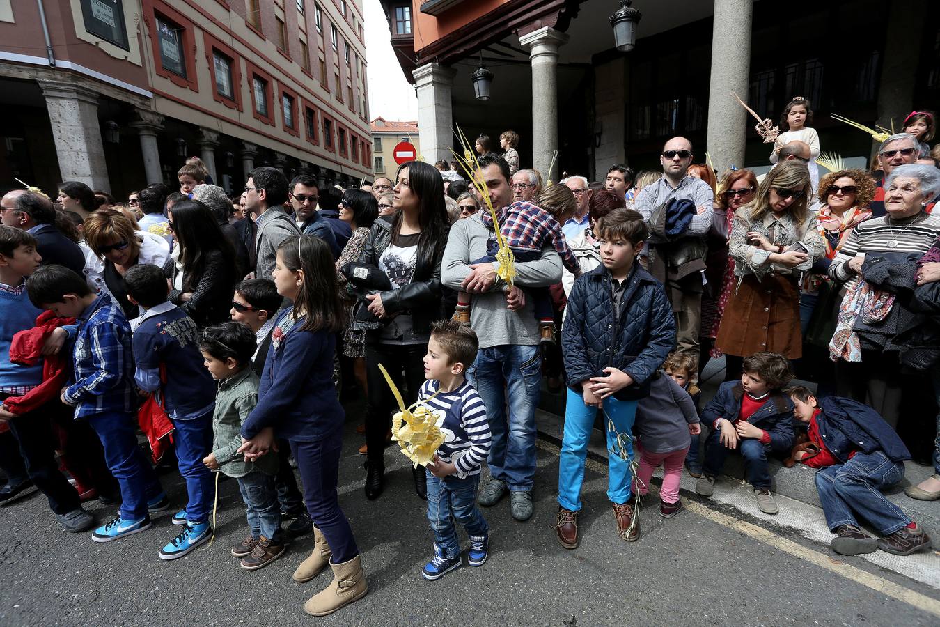 Valladolid sale a la calle para acompañar a La Borriquilla (1/2)