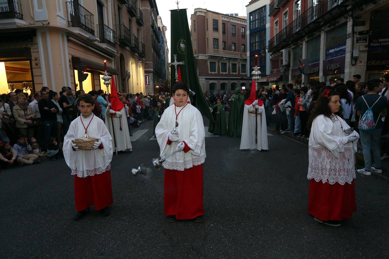 Si estuviste en la Procesión del Rosario del Dolor, búscate en la fotos (1/2)