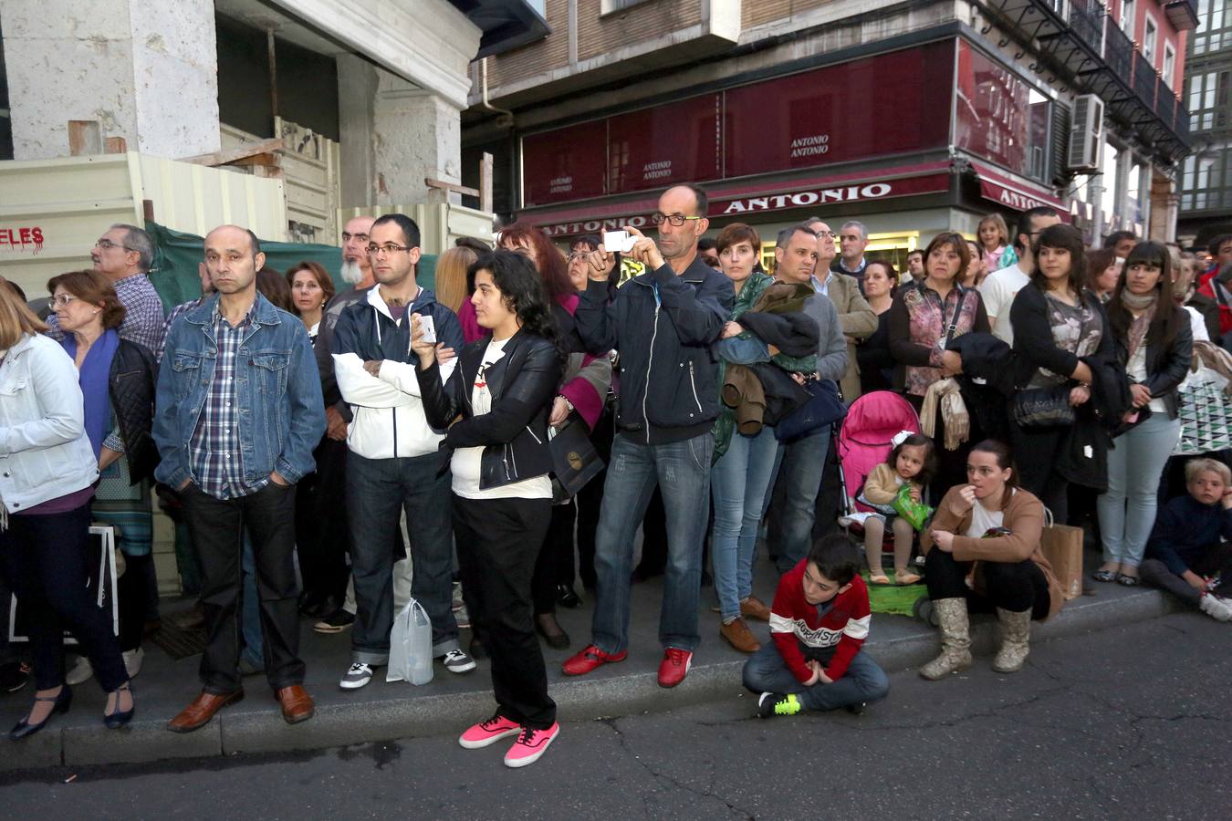 Si estuviste en la Procesión del Rosario del Dolor, búscate en la fotos (1/2)