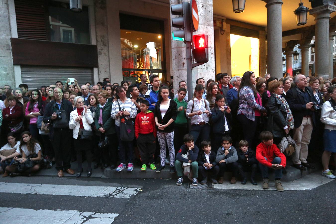 Si estuviste en la Procesión del Rosario del Dolor, búscate en la fotos (1/2)