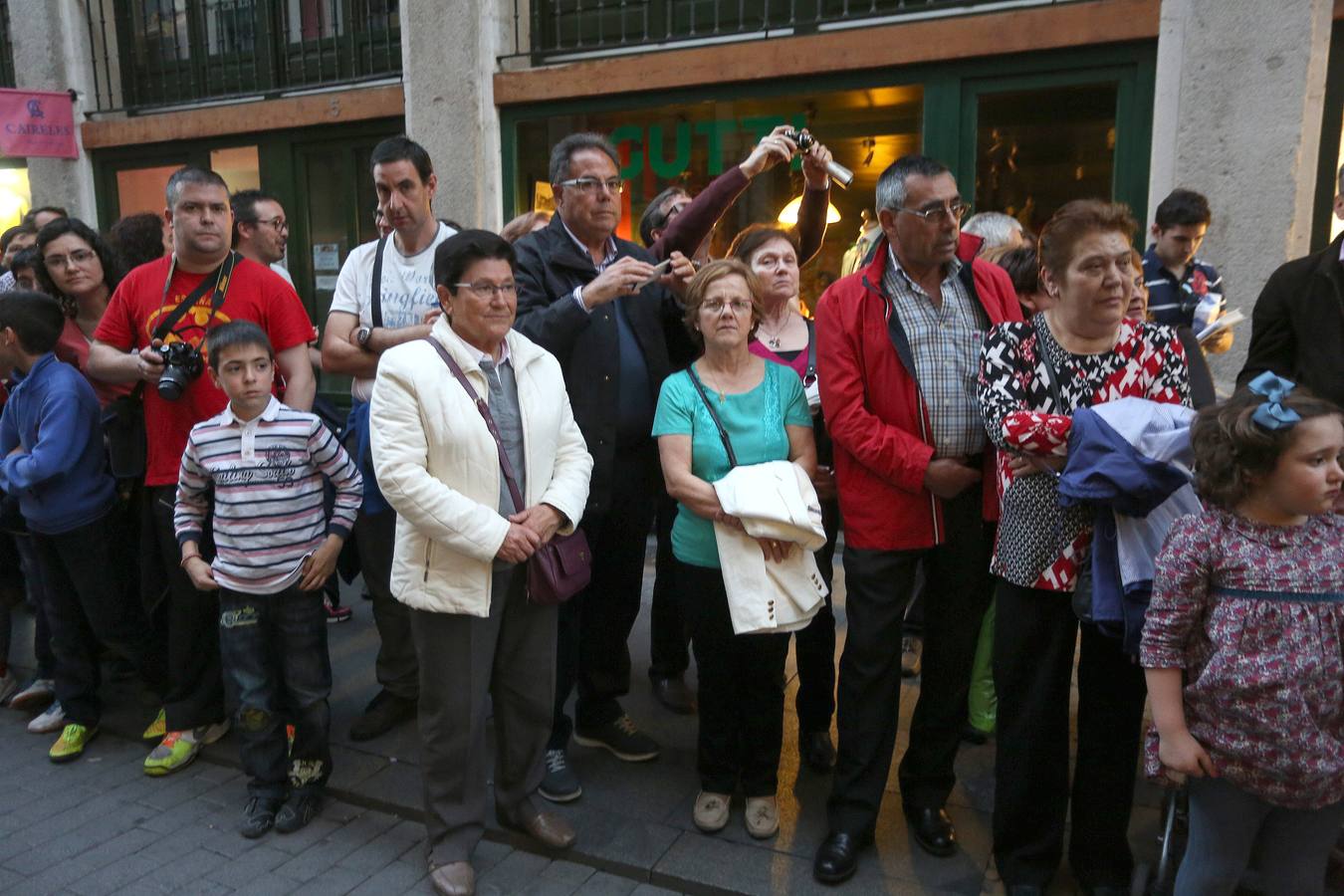 Si estuviste en la Procesión del Rosario del Dolor, búscate en la fotos (2/2)