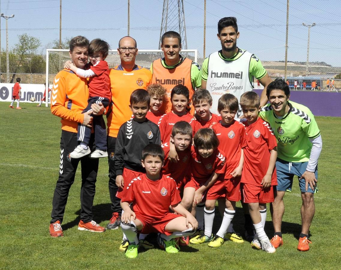 Los niños de la escuela de fútbol del Real Valladolid entrenan con los jugadores del primer equipo