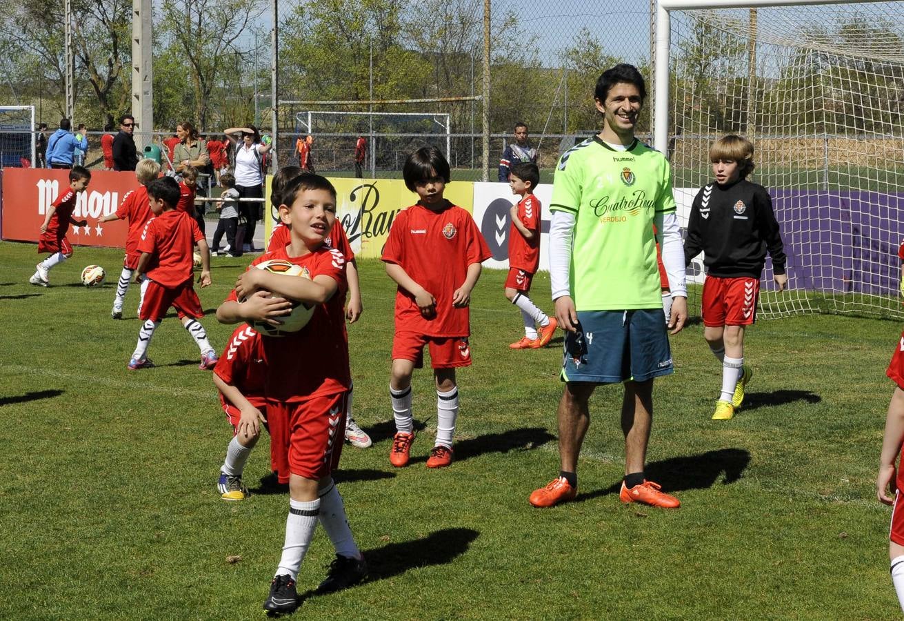 Los niños de la escuela de fútbol del Real Valladolid entrenan con los jugadores del primer equipo