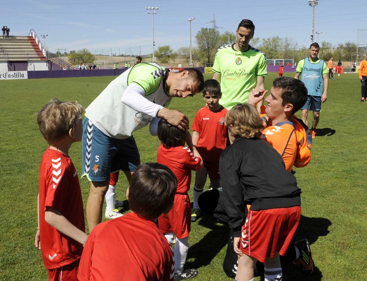 Los niños de la escuela de fútbol del Real Valladolid entrenan con los jugadores del primer equipo