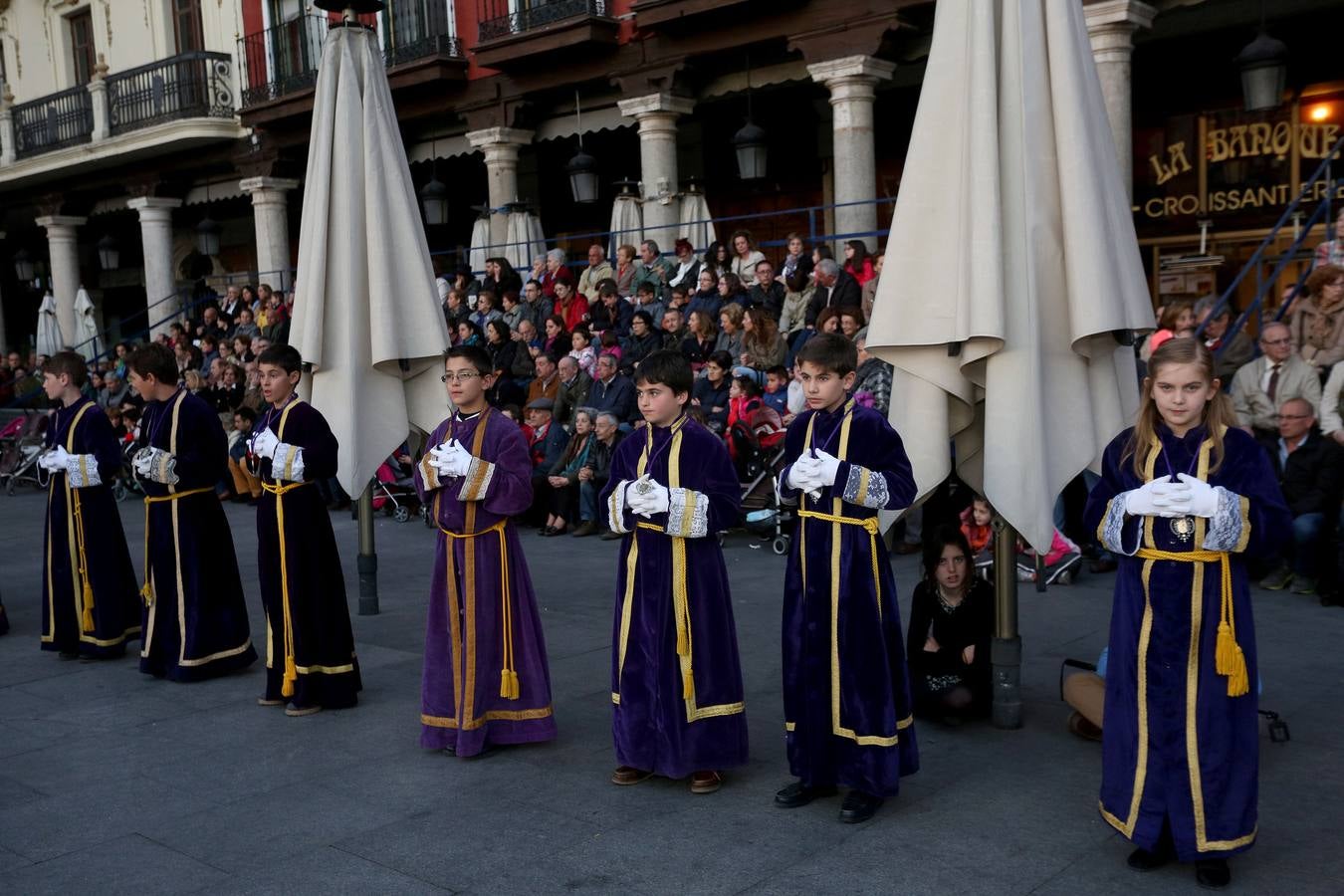 Si estuviste en el Vía Crucis Procesional, búscate en las fotos (1/2)