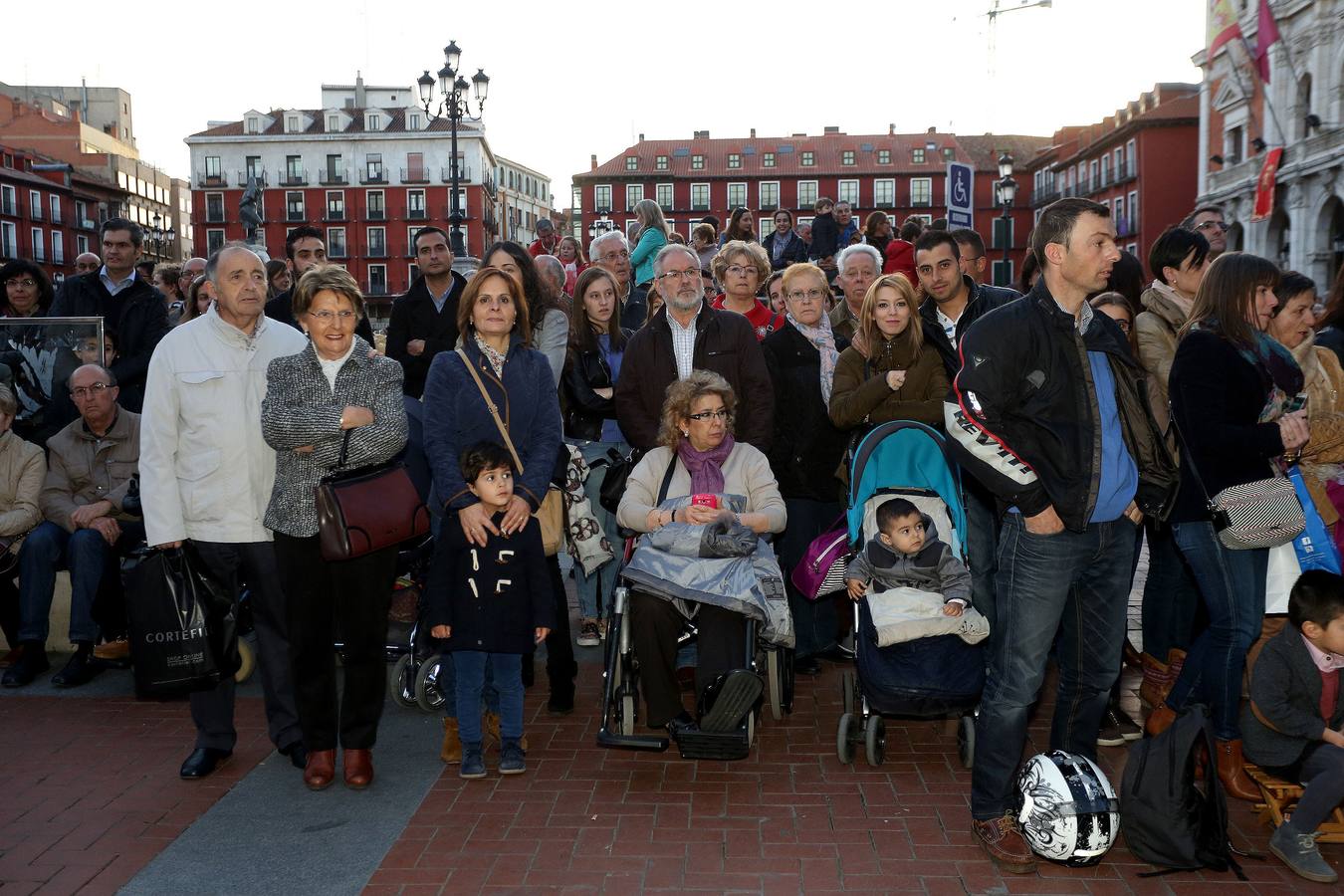 Si estuviste en el Vía Crucis Procesional, búscate en las fotos (1/2)