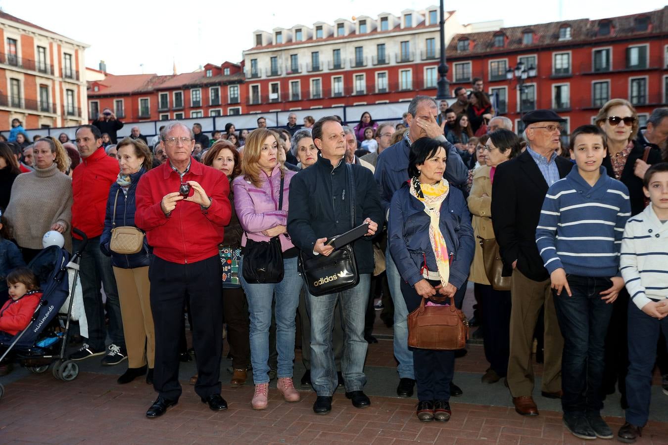 Si estuviste en el Vía Crucis Procesional, búscate en las fotos (2/2)