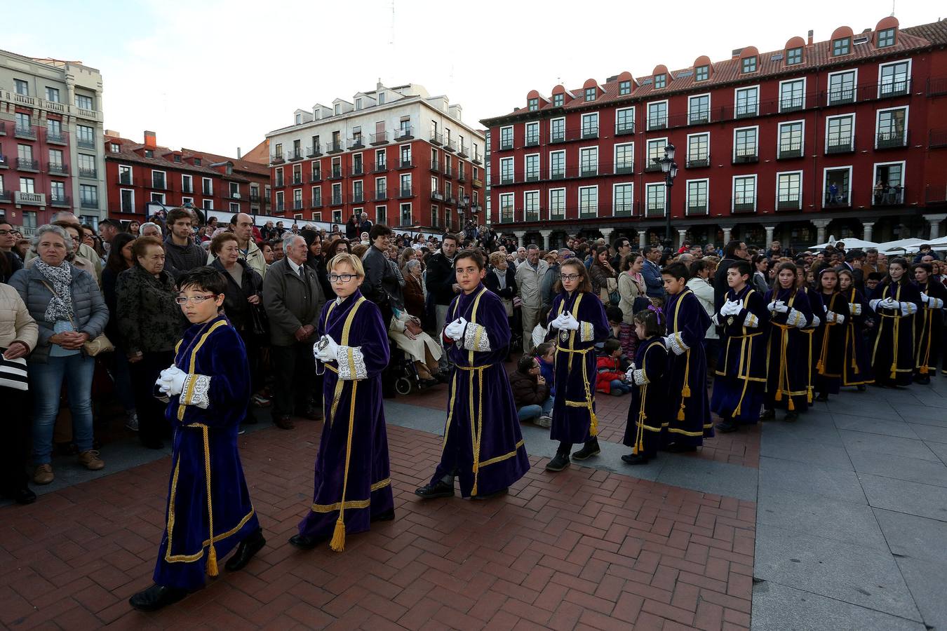 Si estuviste en el Vía Crucis Procesional, búscate en las fotos (2/2)