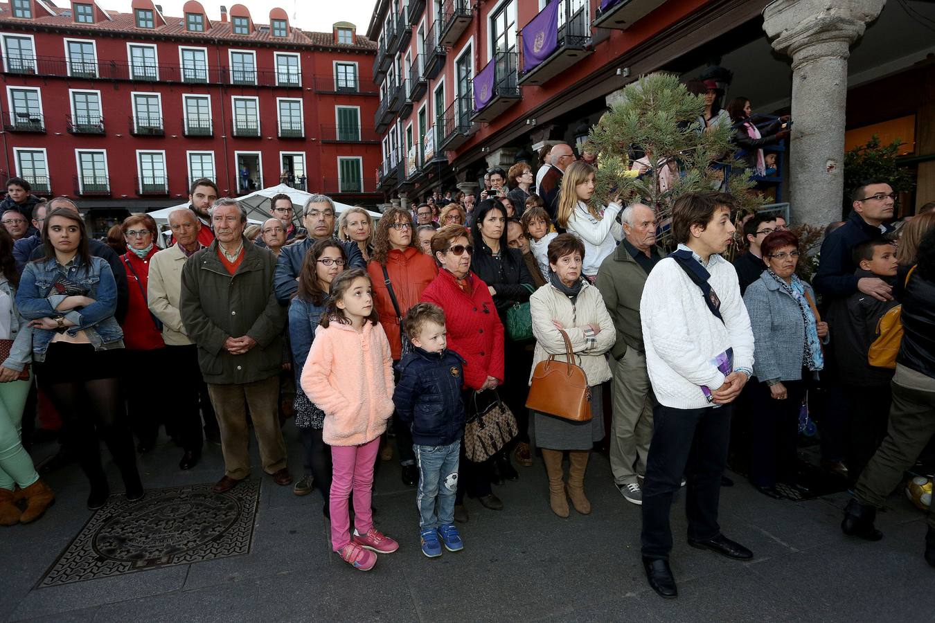 Si estuviste en el Vía Crucis Procesional, búscate en las fotos (2/2)