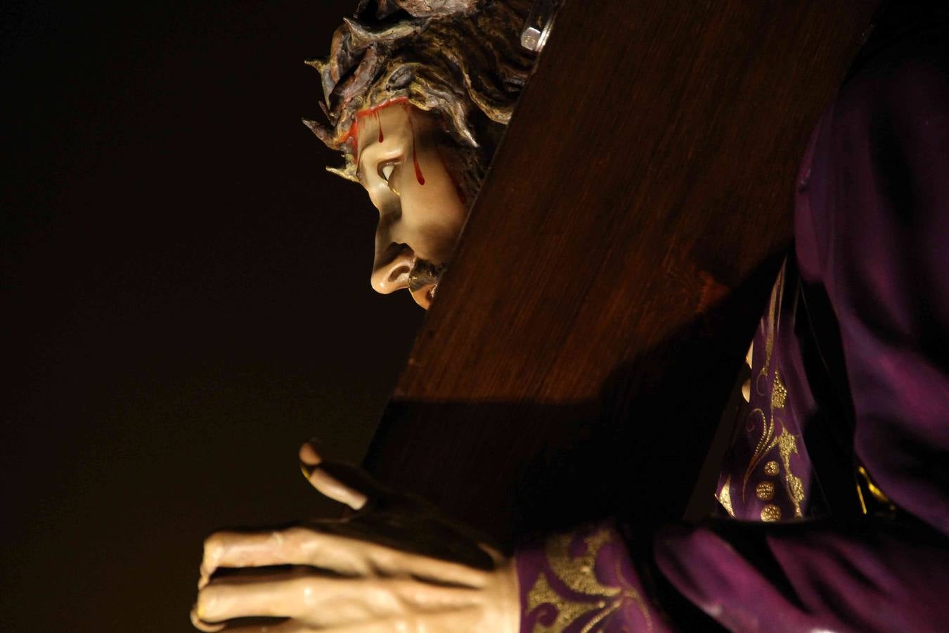 Vía Crucis y besapié al Nazareno en Peñafiel (Valladolid)