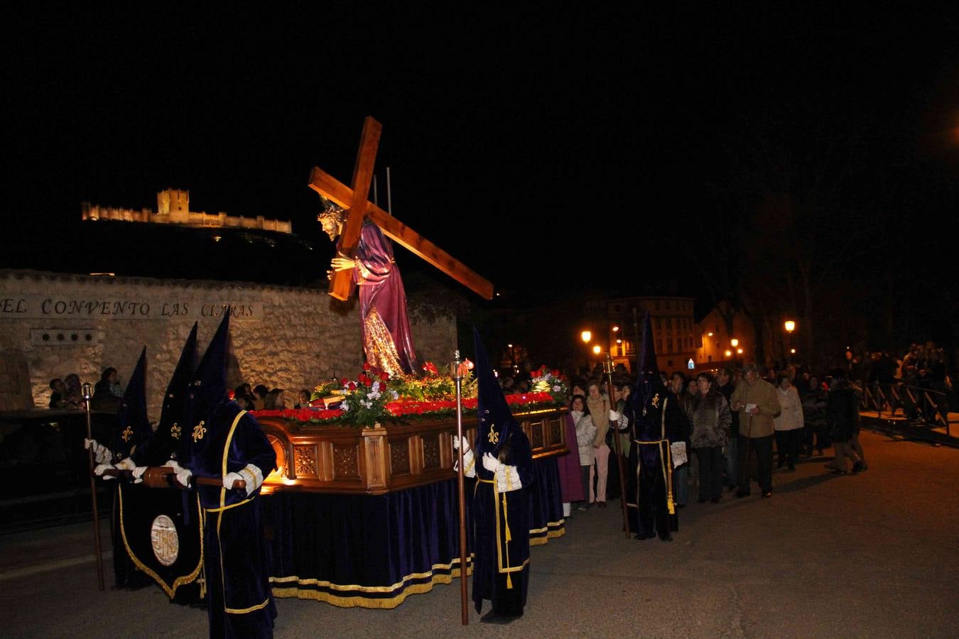 Vía Crucis y besapié al Nazareno en Peñafiel (Valladolid)