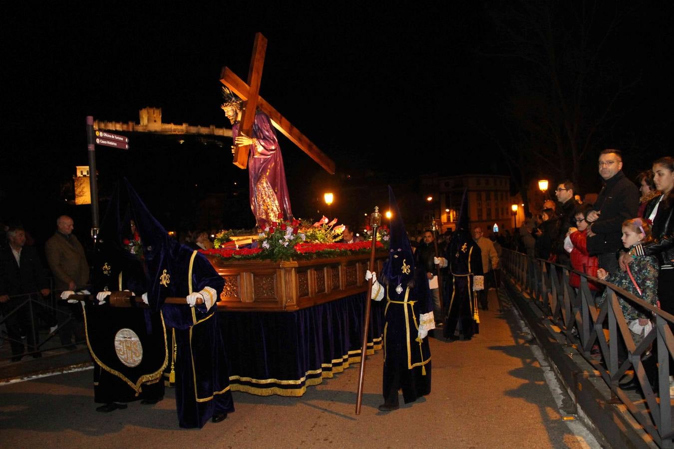 Vía Crucis y besapié al Nazareno en Peñafiel (Valladolid)