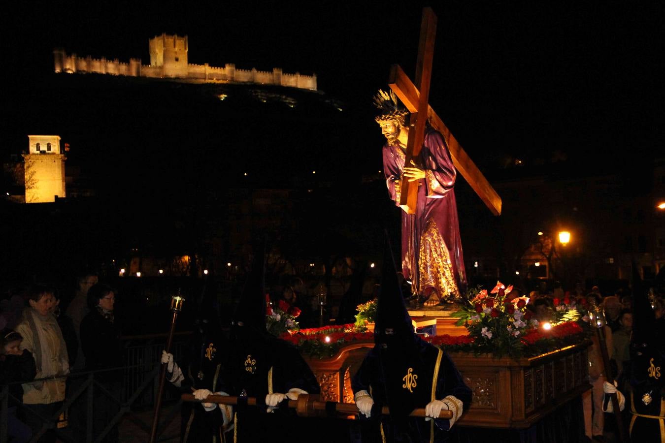 Vía Crucis y besapié al Nazareno en Peñafiel (Valladolid)