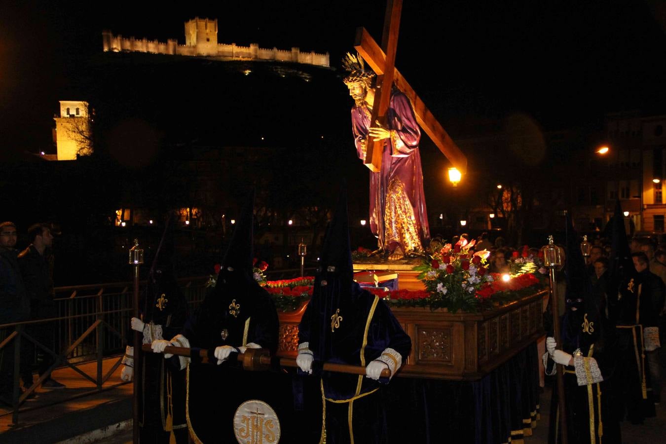 Vía Crucis y besapié al Nazareno en Peñafiel (Valladolid)