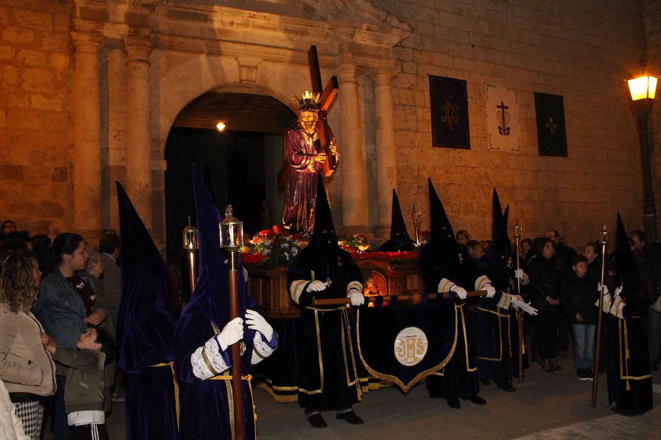 Vía Crucis y besapié al Nazareno en Peñafiel (Valladolid)