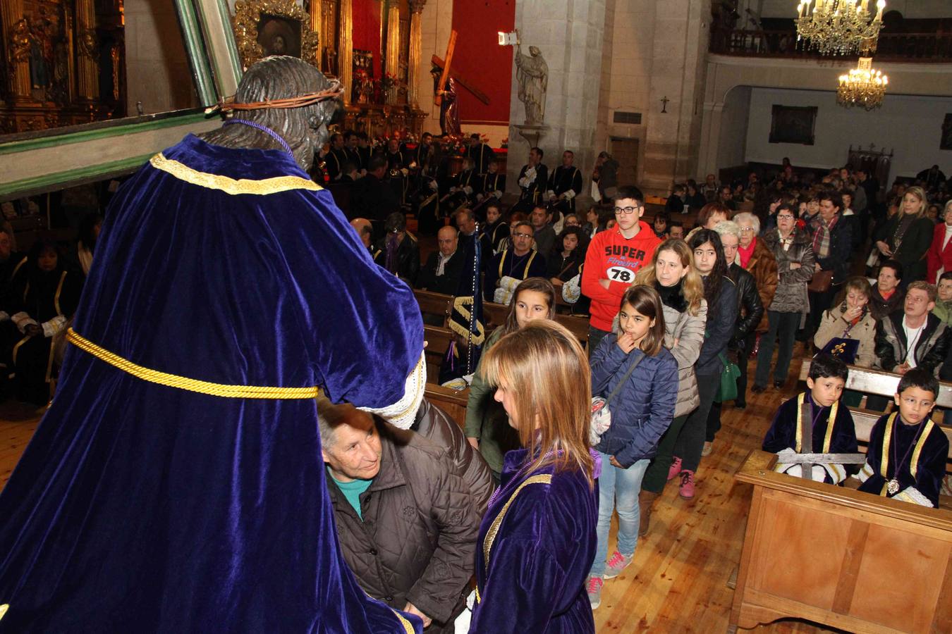 Vía Crucis y besapié al Nazareno en Peñafiel (Valladolid)