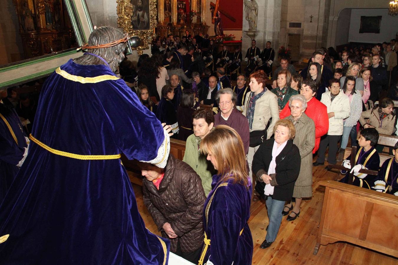 Vía Crucis y besapié al Nazareno en Peñafiel (Valladolid)