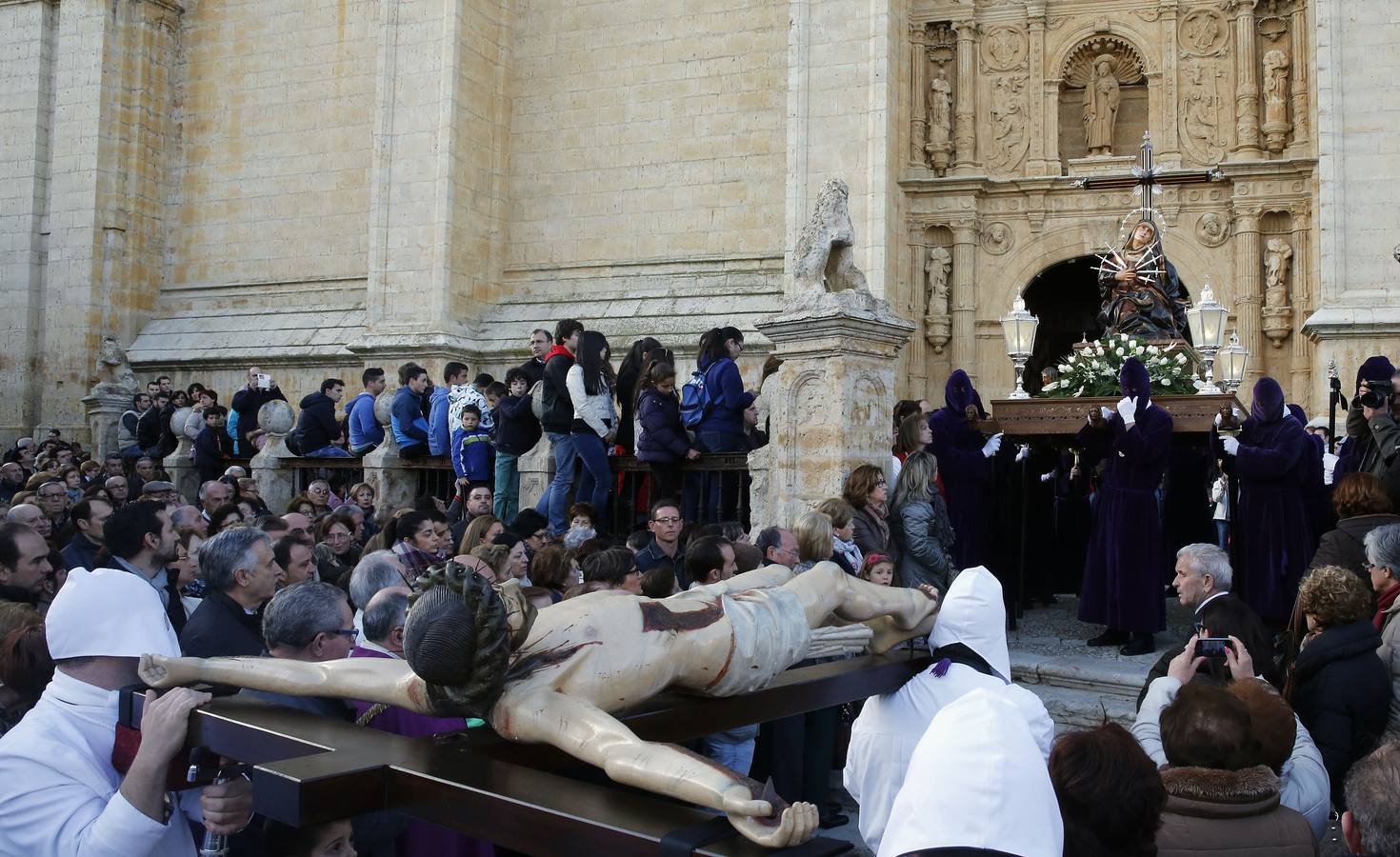 Encuentro entre la Dolorosa y el Cristo del Amparo en Medina de Rioseco (Valladolid)