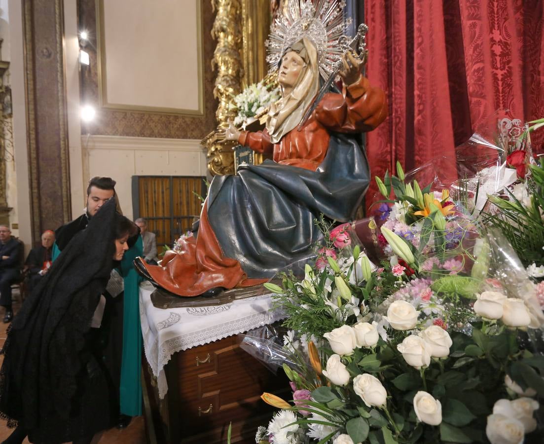 Ofrecimiento y ofrenda floral a la Virgen en la iglesia de la Vera Cruz de Valladolid
