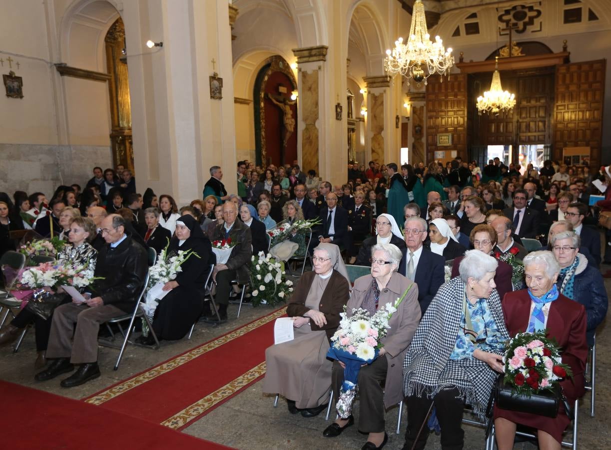 Ofrecimiento y ofrenda floral a la Virgen en la iglesia de la Vera Cruz de Valladolid